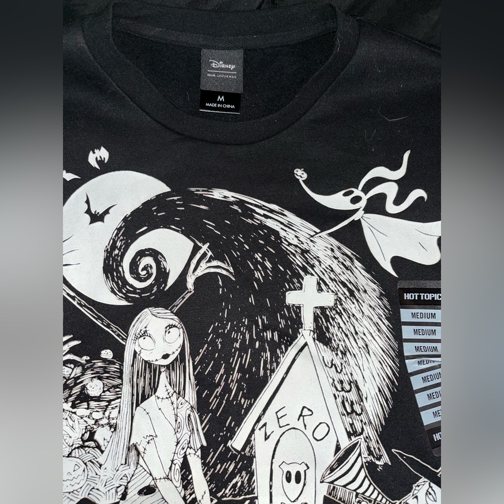 Stand out with this Hot Topic Nightmare Before Christmas Crewneck Sweatshirt🎃☠️